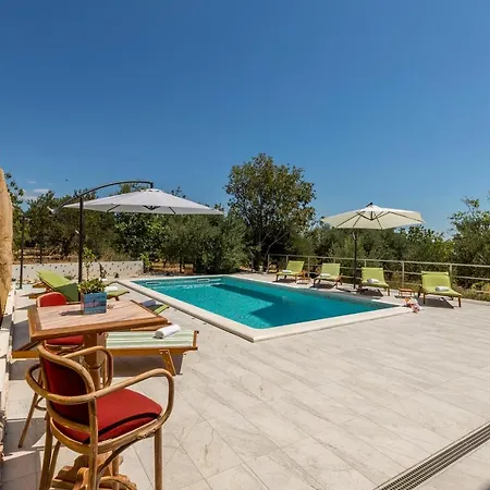 Bucije Private Pool Save 15 Percent On Split-villas Com Kaštela