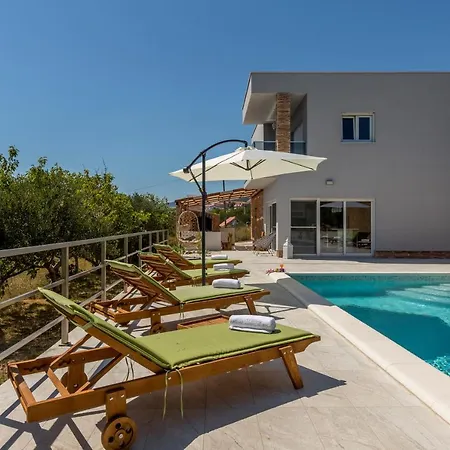 ヴィラ Bucije Private Pool Save 15 Percent On Split-villas Com *