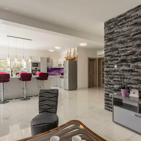 Bucije Private Pool Save 15 Percent On Split-villas Com Kaštela