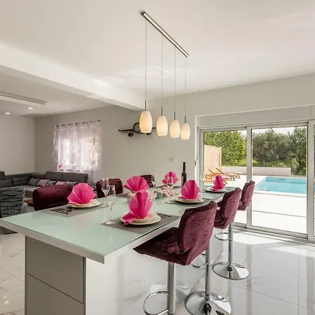 ヴィラ Bucije Private Pool Save 15 Percent On Split-villas Com Kaštela